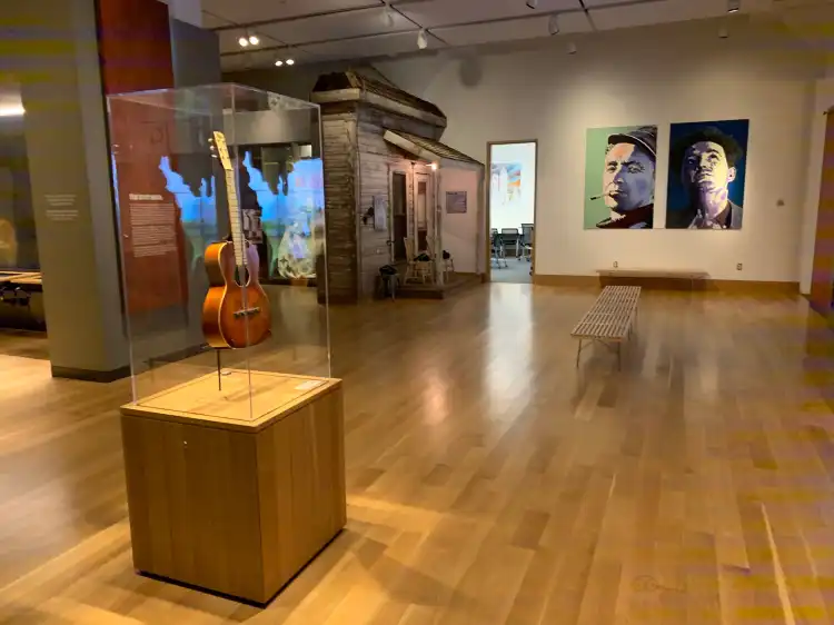 Hotel dekat Woody Guthrie Center