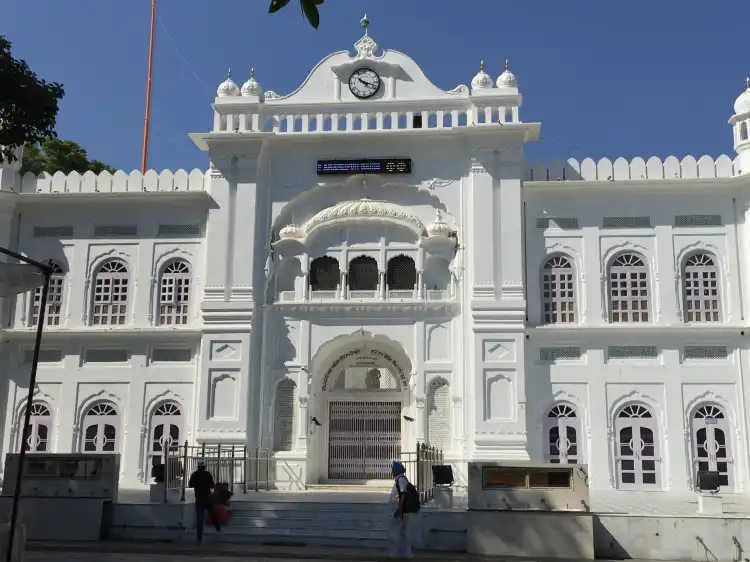 Các khách sạn gần Mandir Baba Lakho Ji