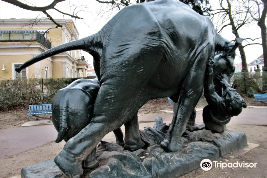 Statue Eléphant Attaqué par un Tigre