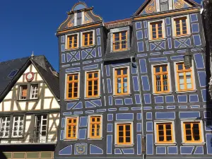 Schiefes Haus