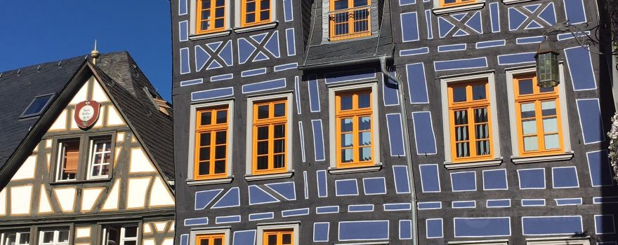 Schiefes Haus