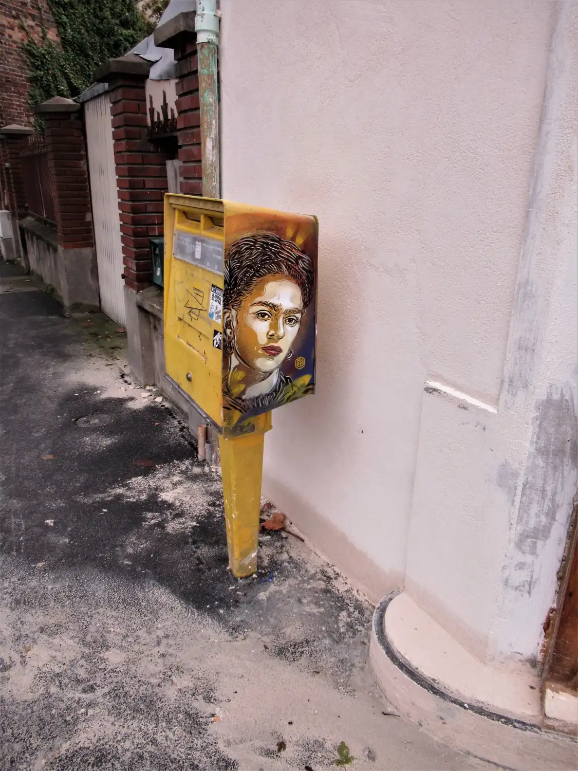 Hotels near Fresque "Frida Kahlo"