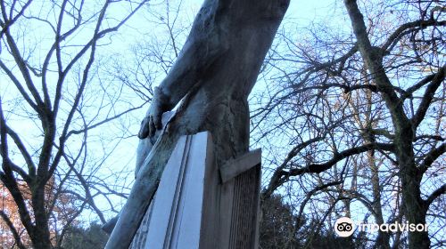 Monument D’Hommage Aux Aviateurs Tombes en Service