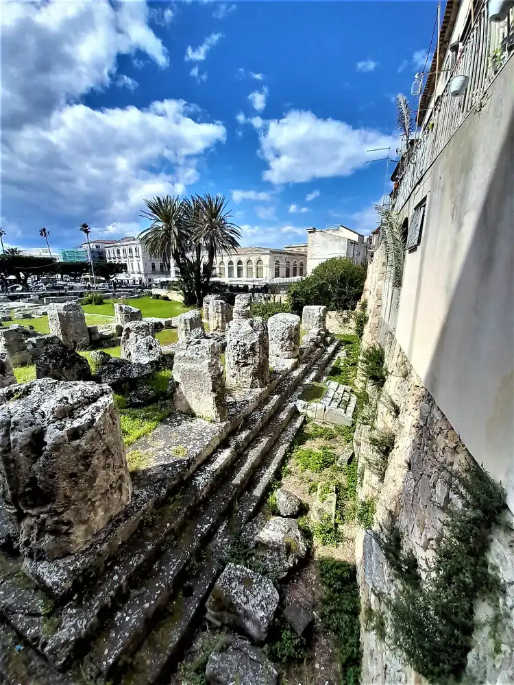 Hotels near Temple of Apollo