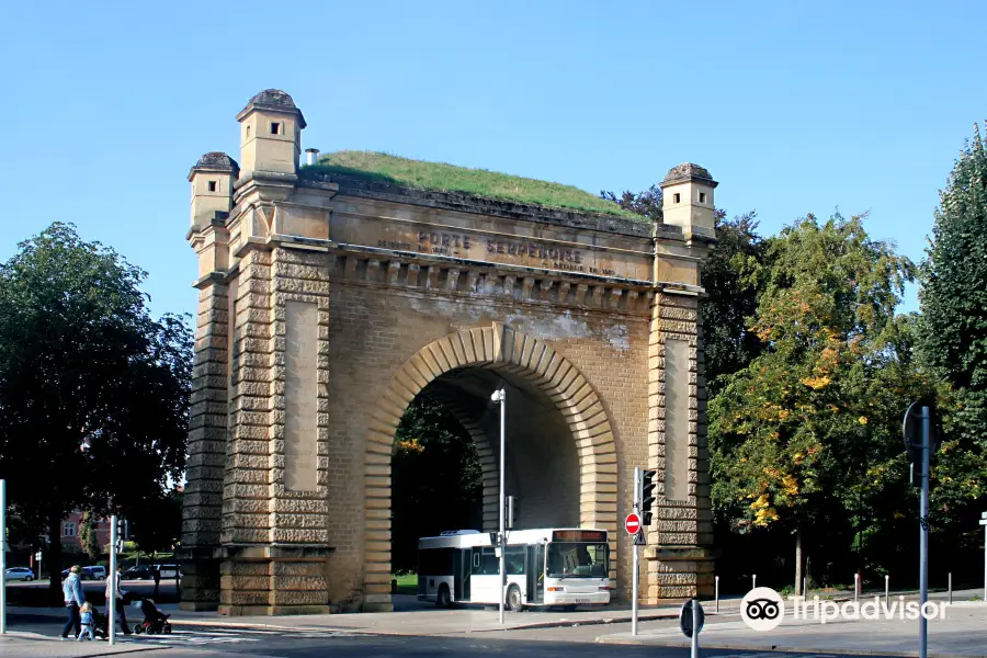 Serpentine Gate