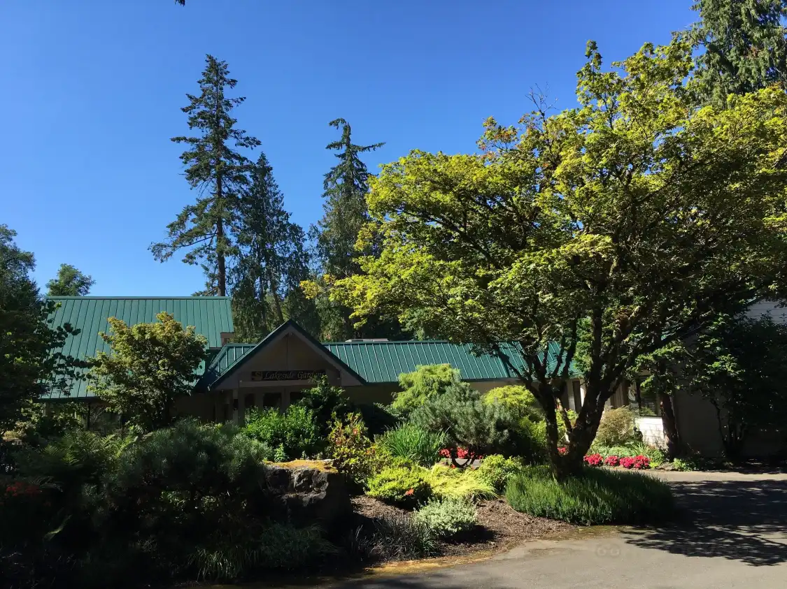 Hotels near Lakeside Gardens