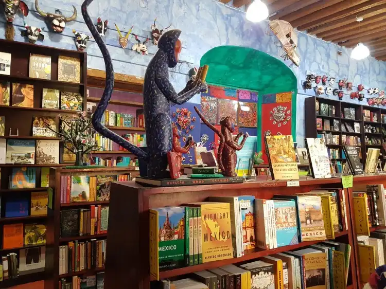 Hotel dekat Amate Books