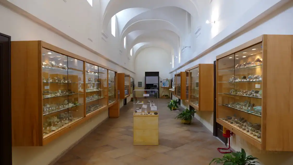 Hotels near Museo Mineralogico Campano