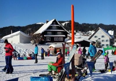 Winter Kinderland mit Karussell und Zauberteppich