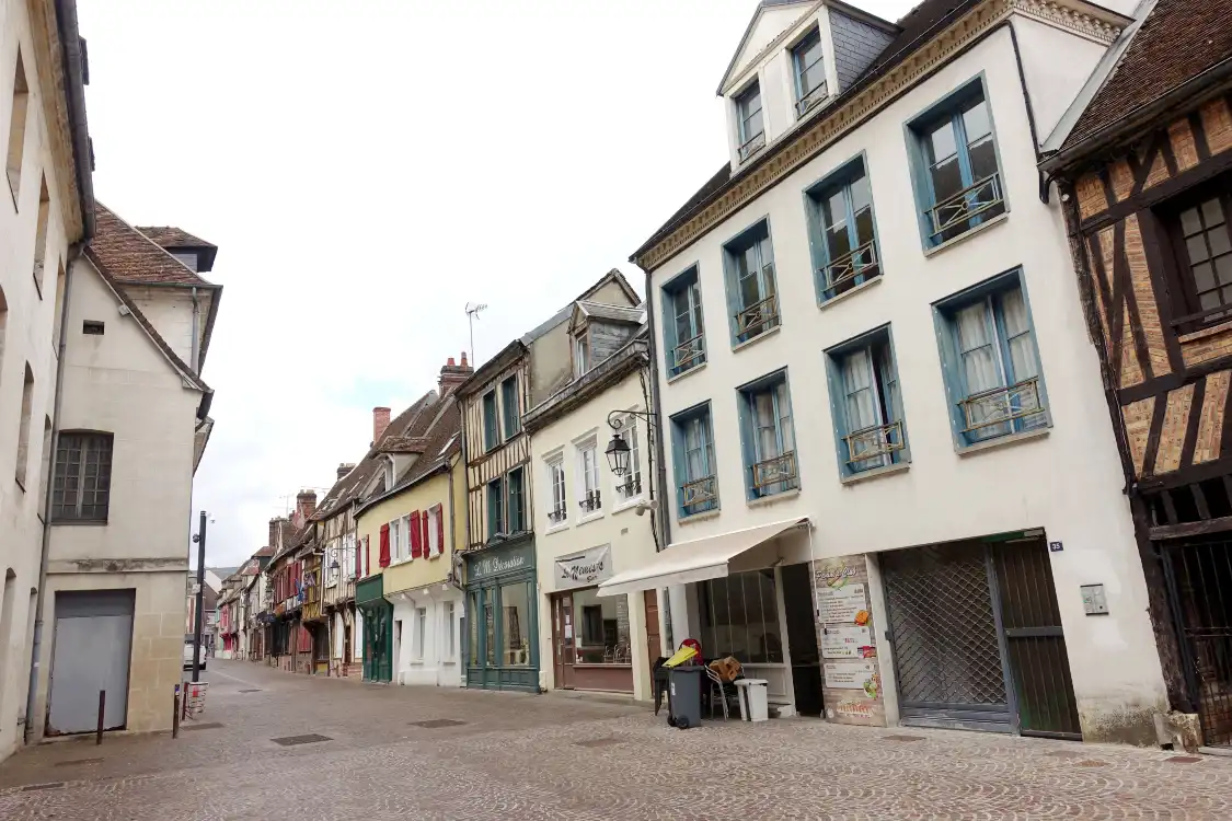 Hotels near Rue 27 Juin
