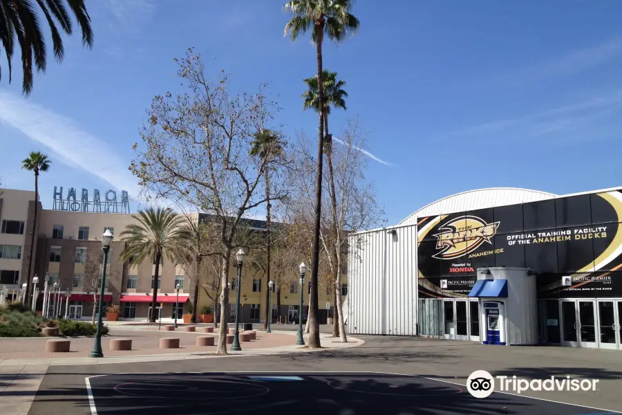 W Center Street Promenade