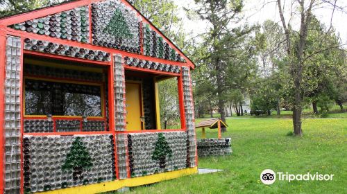 Redditt Bottle House