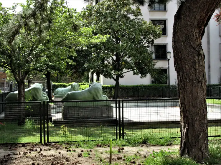 Hotels near Fontaine aux lions