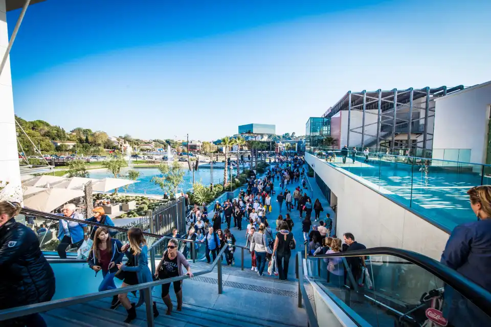 2_Shopping Promenade