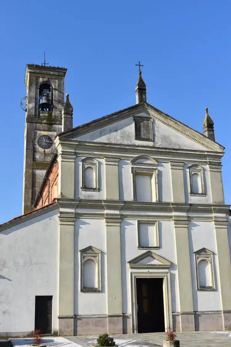 Hotels in Vellezzo Bellini