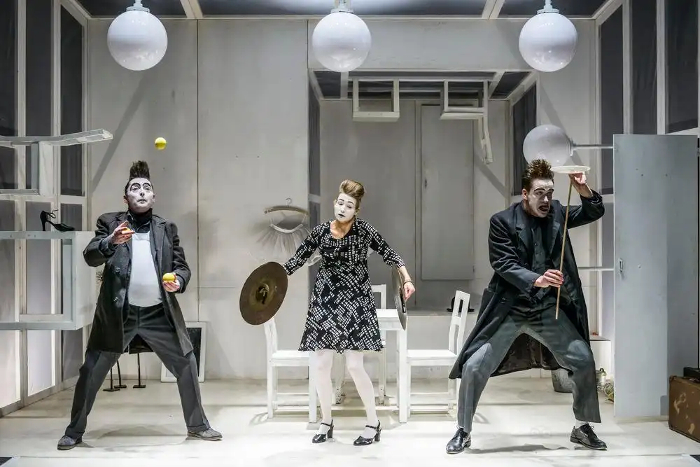 Hotels near Na Zabradli Theatre