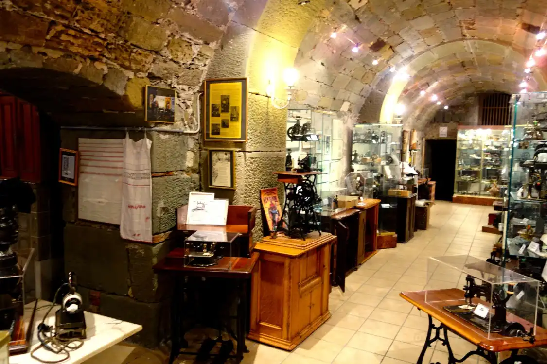 Hotels near Musee suisse de la machine a coudre