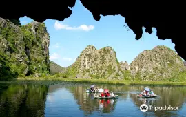 Tour Tràng An Grottoes