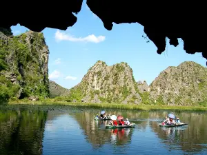 Tour Tràng An Grottoes