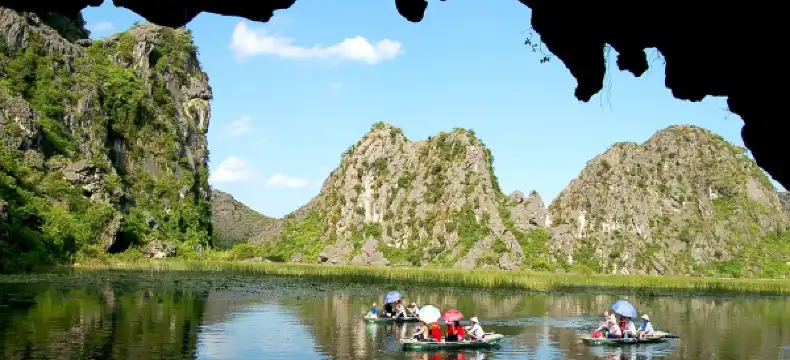 Hotels near Mua Caves
