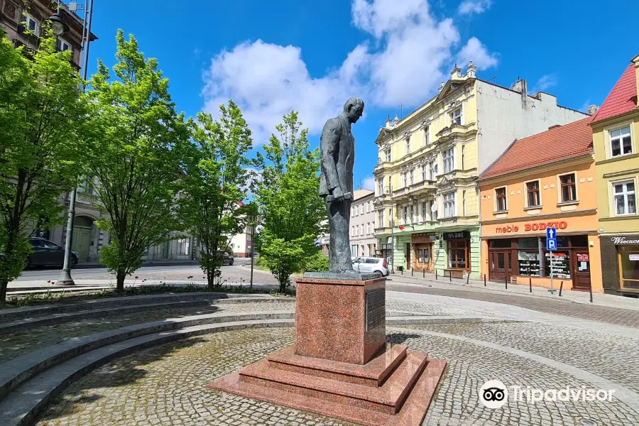 Leon Barciszewski Statue