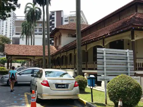 Hotels near Biomedical Museum