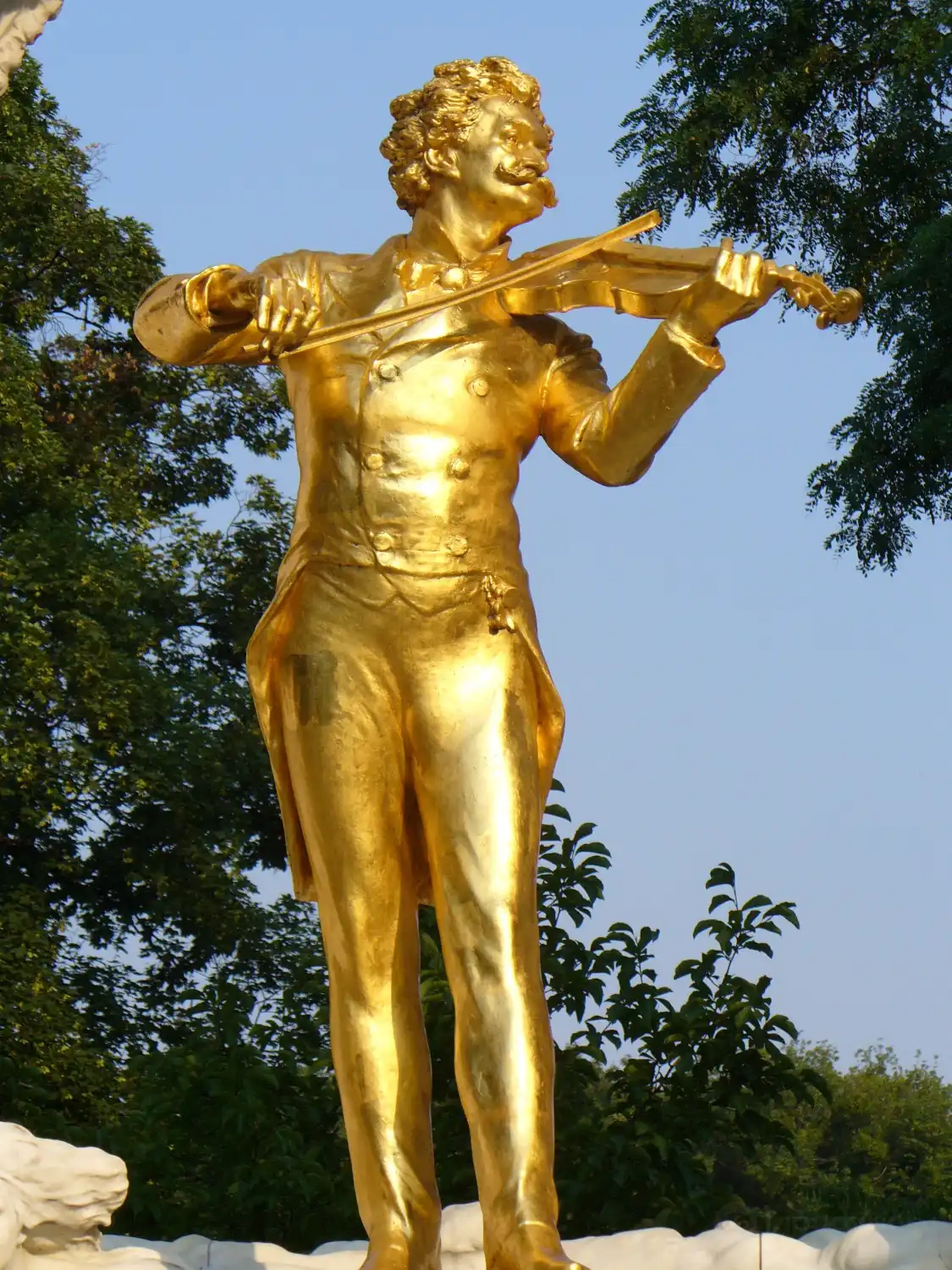 Hotels near Johann Strauss monument