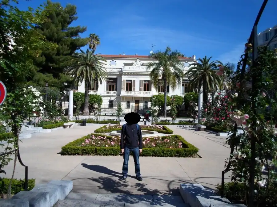 Hotel dekat Louis Nucéra Library
