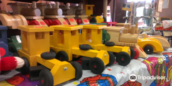 Carlyle Gardens Arts & Crafts Market