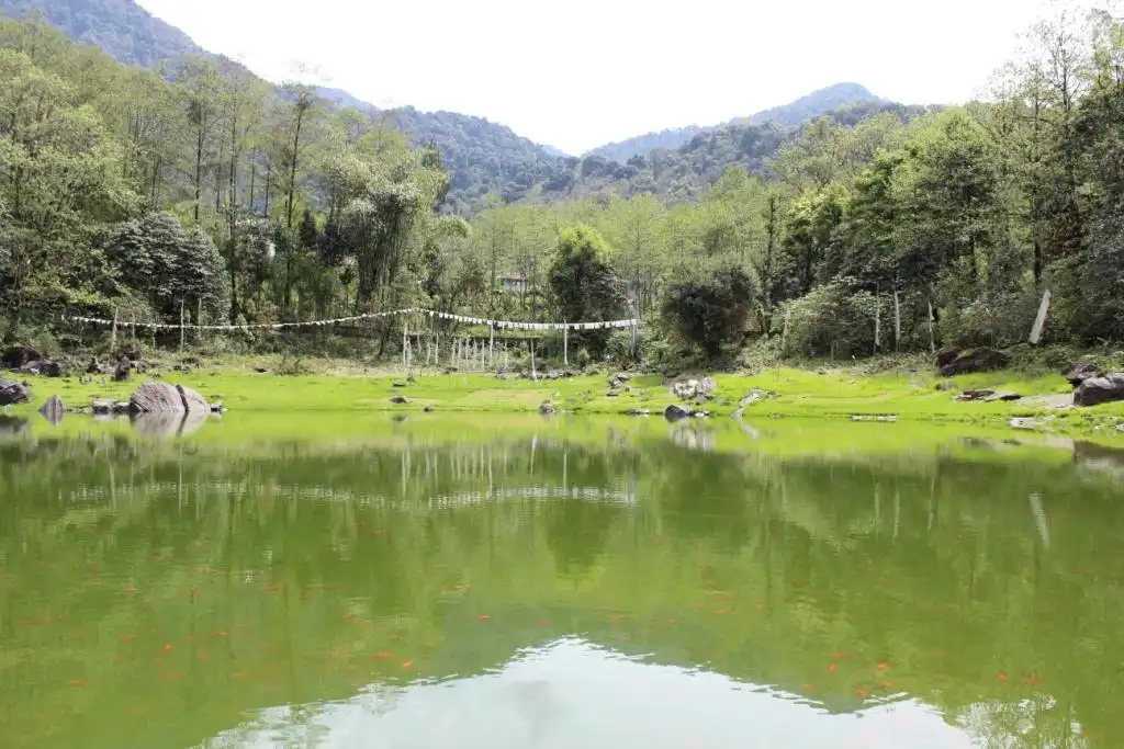 Hotels near Kartok Lake