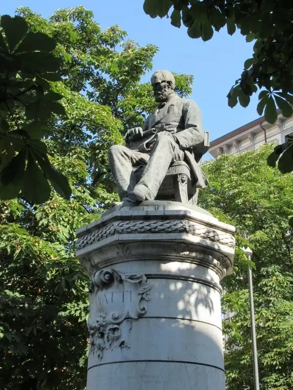 Hotel in zona Monumento a G.B. Piatti