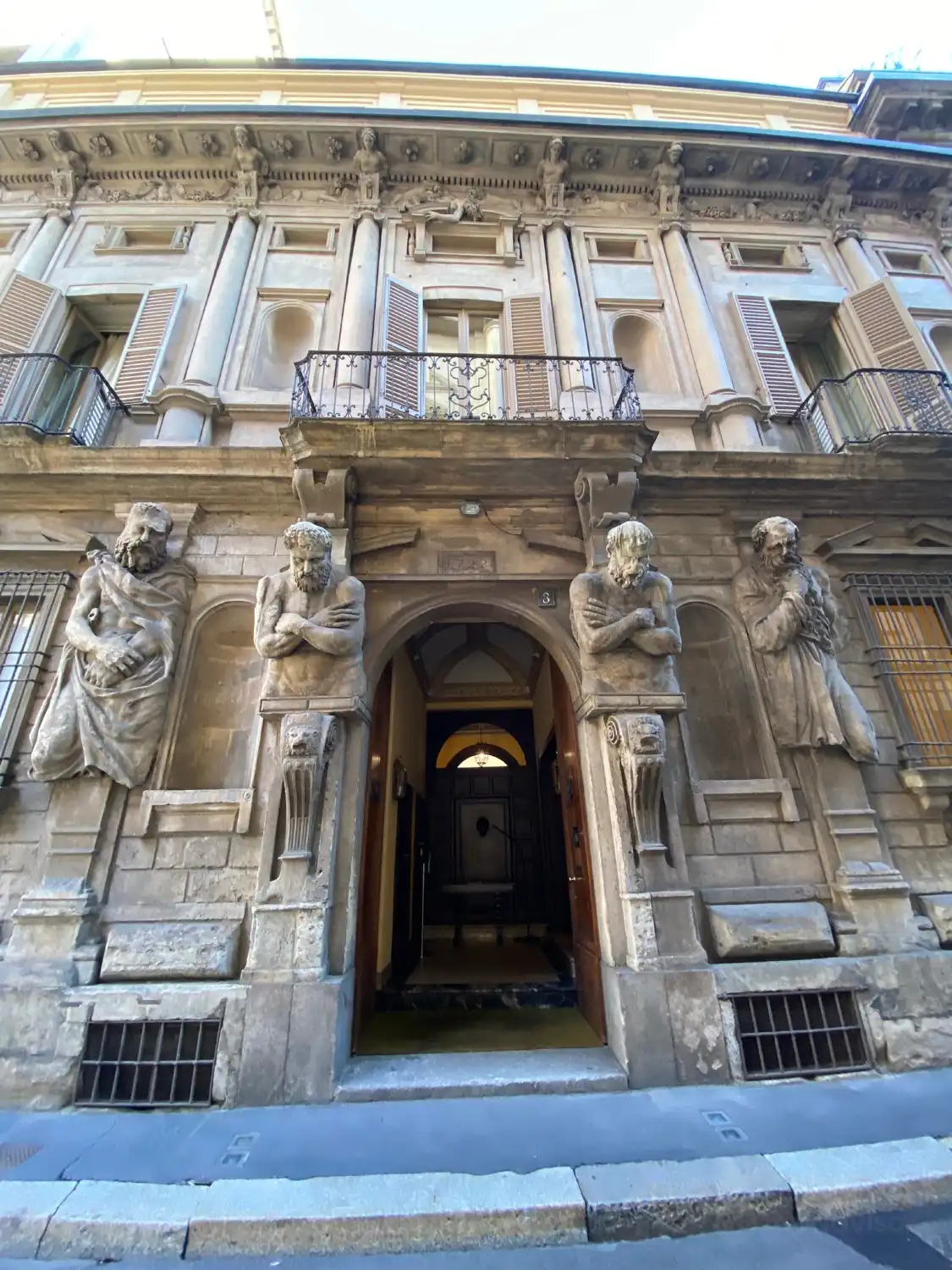 Hotel in zona Casa degli Omenoni