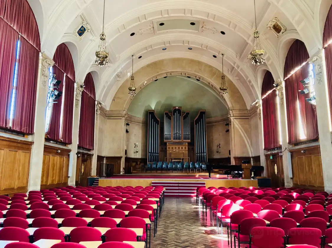 Các khách sạn gần Bangor Cathedral