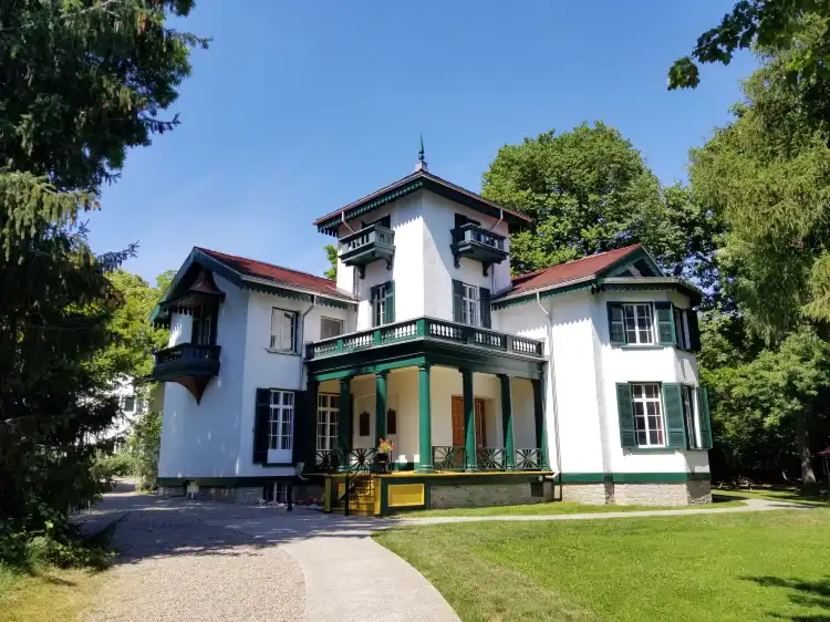 Hotels near Bellevue House National Historic Site