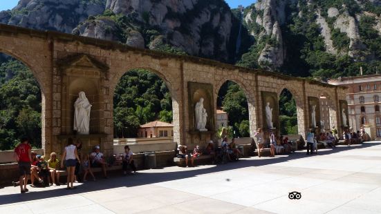 Mur Avec Des Arcs Et Des Sculptures