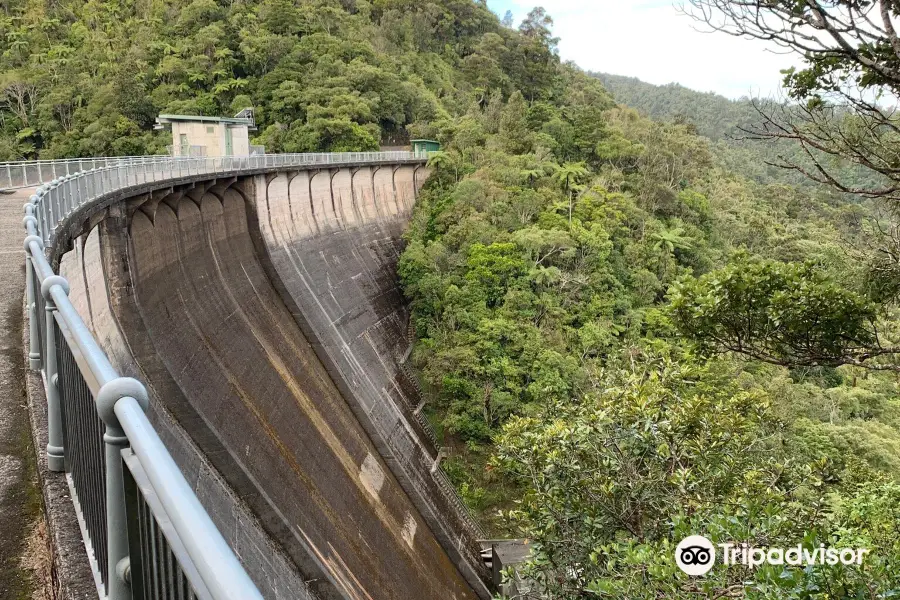 Nihotupu falls and dam