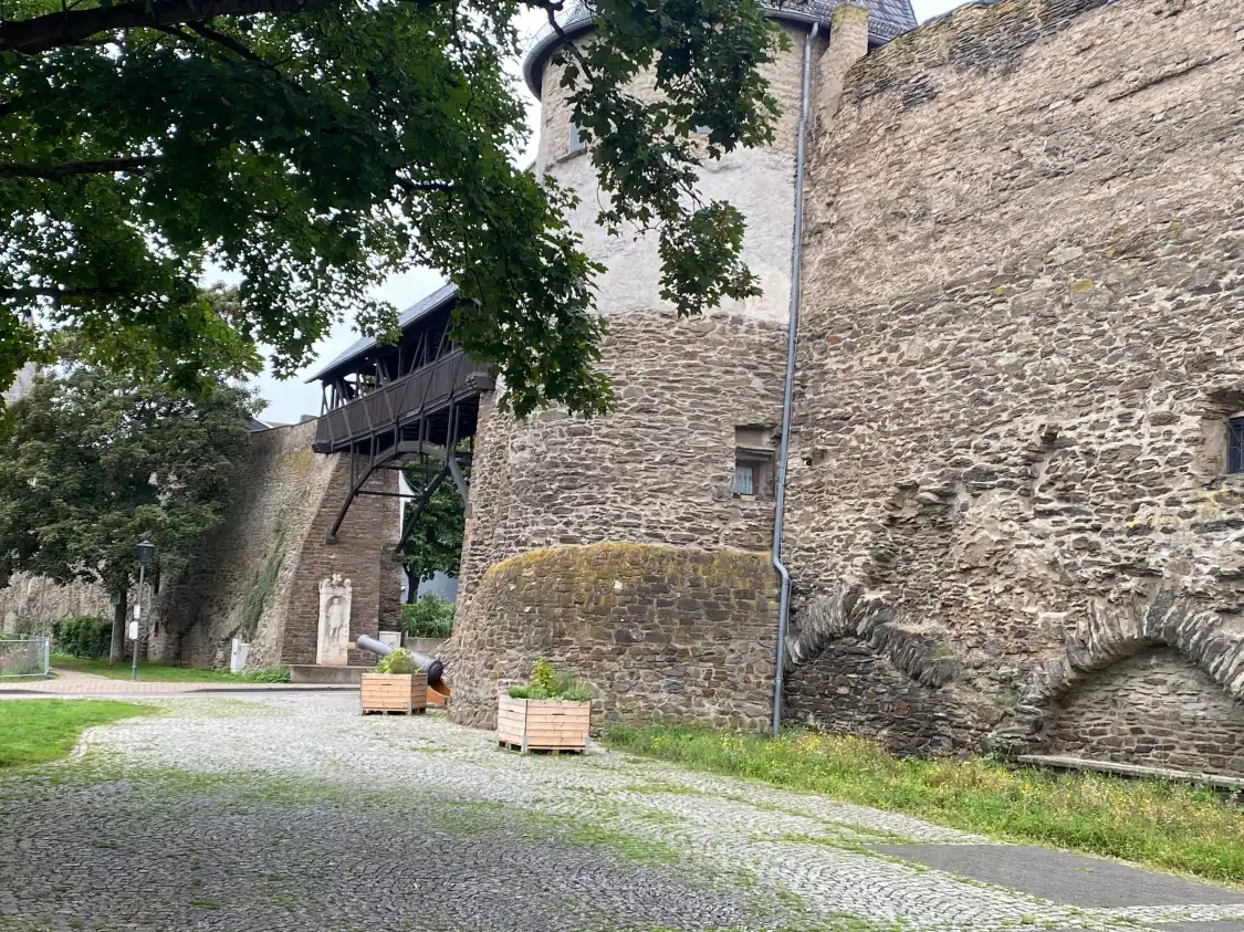 Hotels near Helmwartsturm