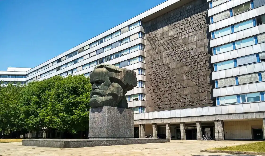 Отели рядом с достопримечательностью «Памятник Карлу Марксу»