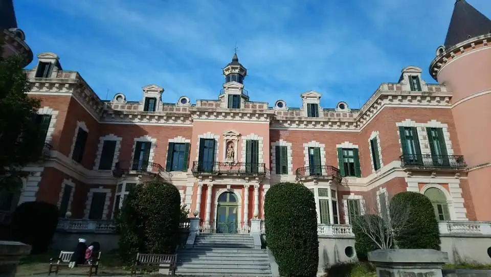 Hotels near Heures Palace Gardens