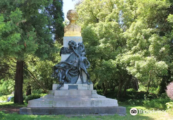 The Verdi statue