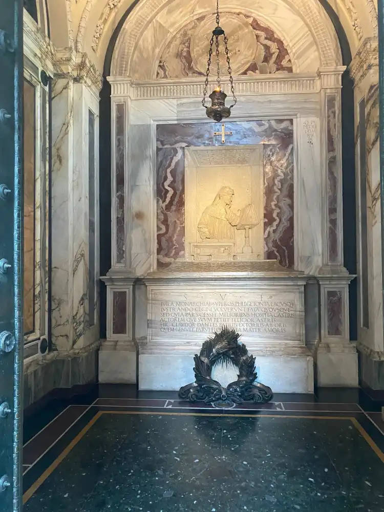Các khách sạn gần Dante's Tomb