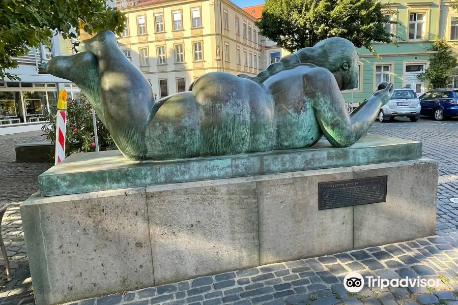 Liegende Frau mit Frucht von Fernando Botero