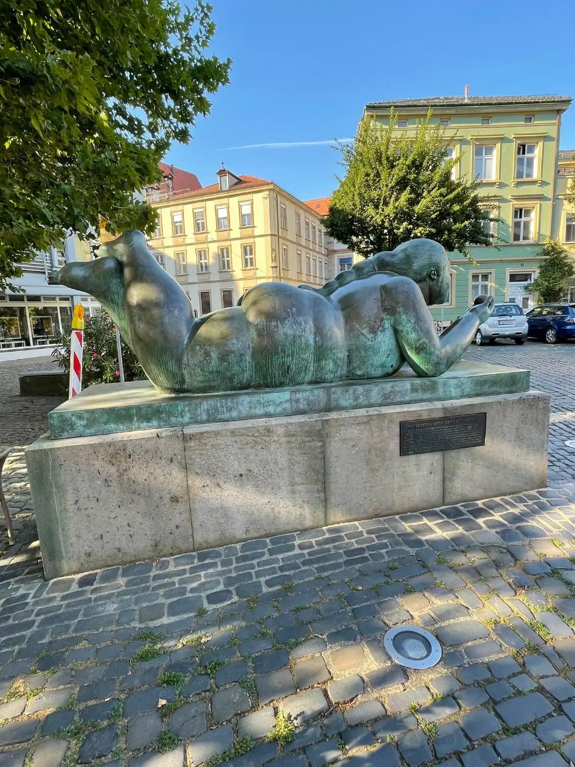 Hotel in zona Liegende mit Frucht - Skulptur von Botero
