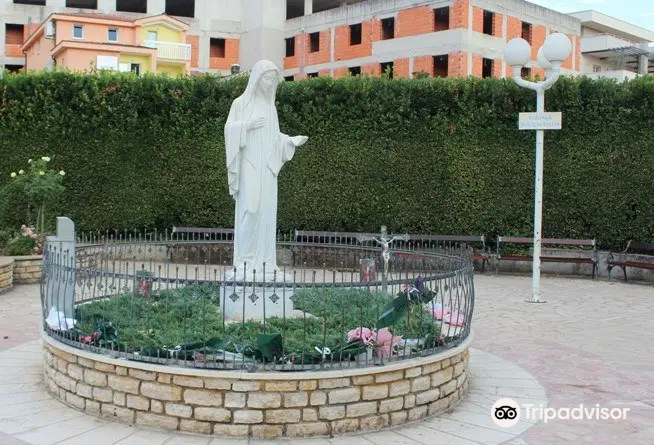 Statue Of the Queen of Peace