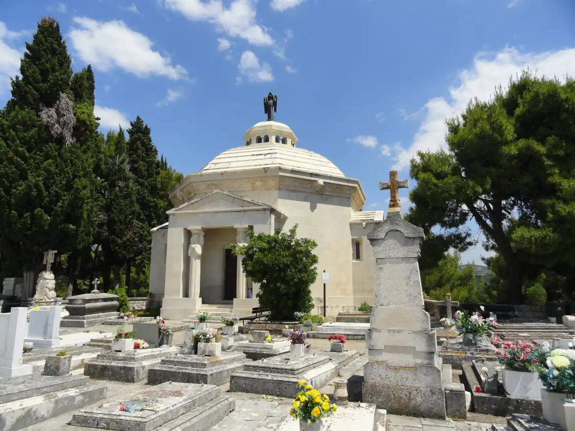 Hotels near Cavtat cemetery