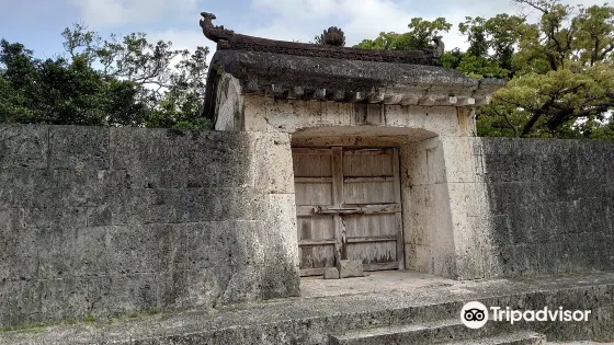 園比屋武御岳石門