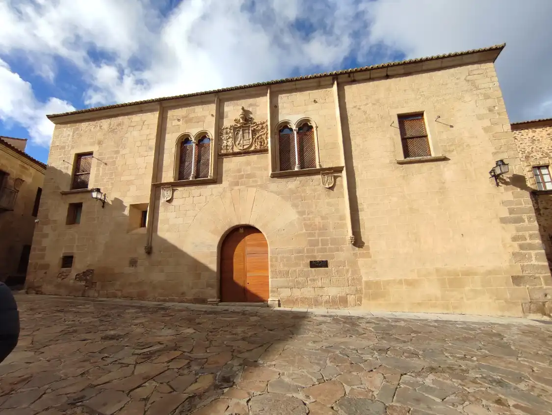 Hotels near Mayoralgo Palace