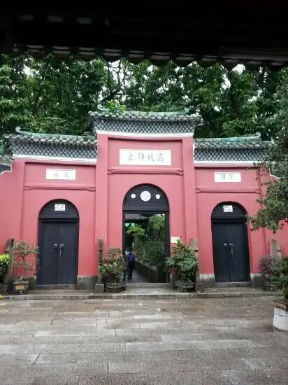 Hotels near Muslim Hero Tomb