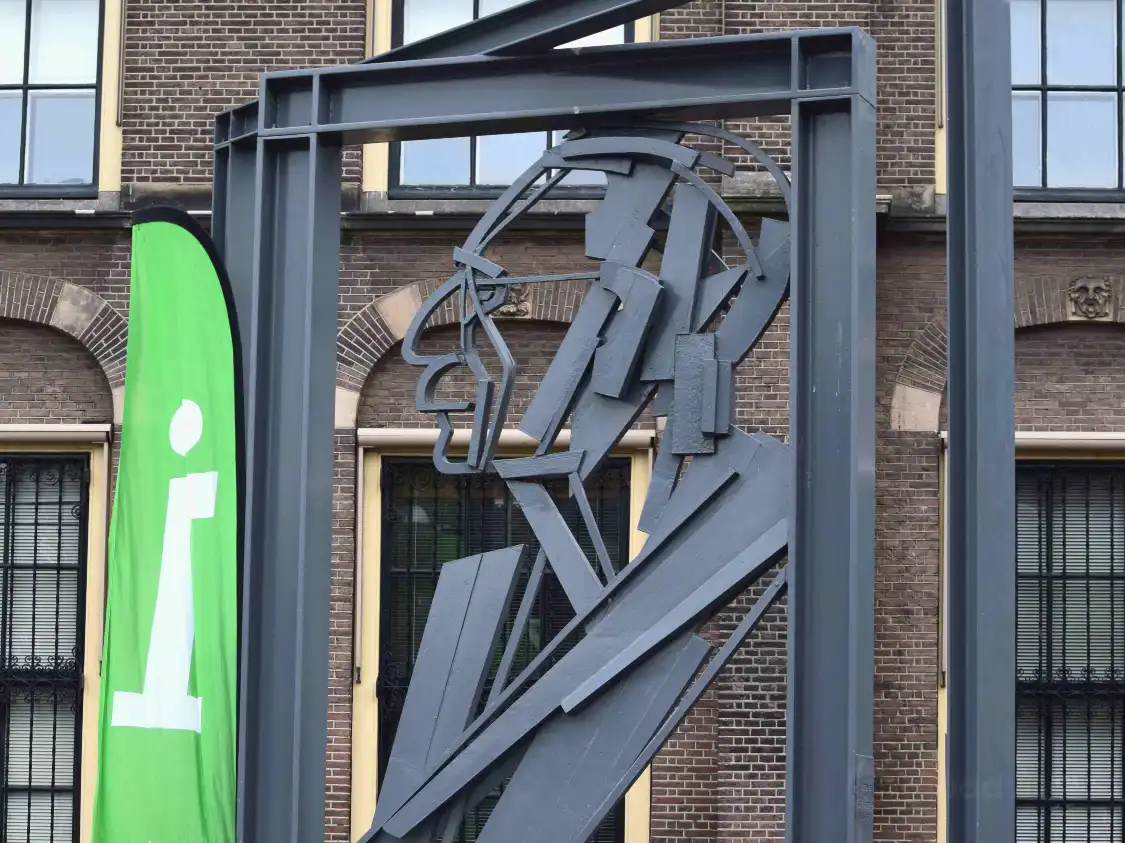 ウィレム・ドレース記念碑周辺のホテル