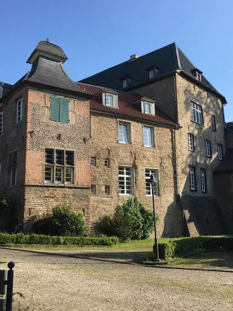 Hotels near Schellenberg Castle
